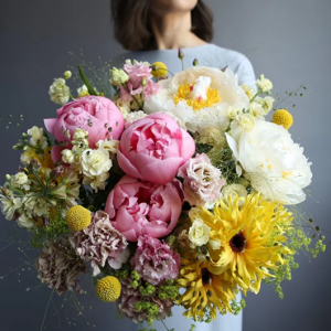 White Daisy & Rose Arrangement